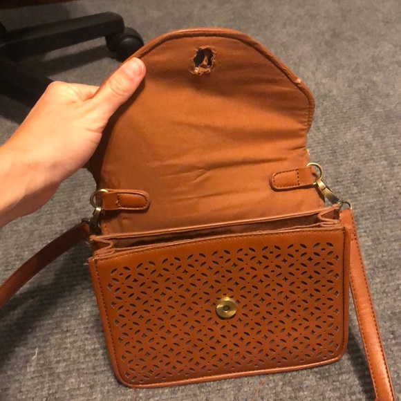 Tiny brown purse needs a new button to be sewn on - Picture 2 of 4